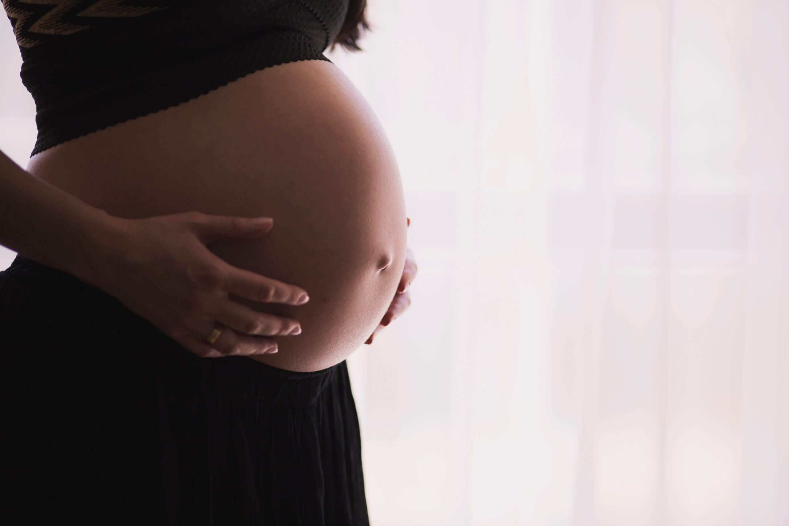 You are currently viewing CBD et grossesse : est-il possible de consommer du CBD en étant enceinte ?